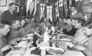 Cena en mitad del invierno de Scott y sus hombres en la Expedición del Terranova, poco antes
de su viaje al Polo Sur, del que no regresaría. Entre los alimentos y bebidas puede observarse
una botella de jerez español González Byass.